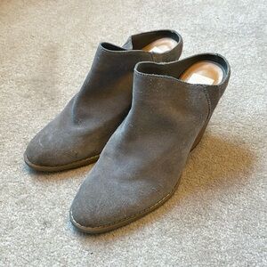 🗑️ Dolce Vita gray suede western clog